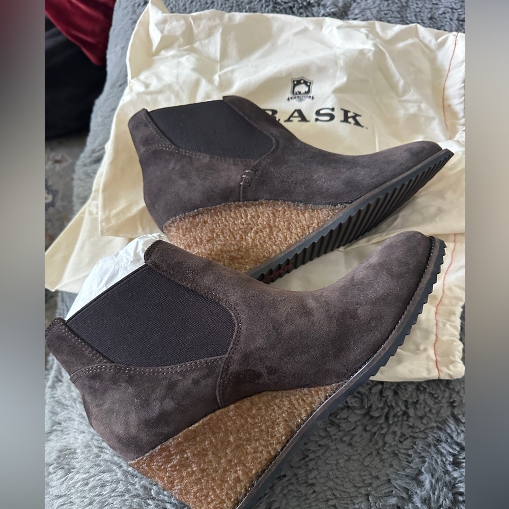 Trask Tatum Wedge Heel Booties Ankle Pull On Round Toe Dark Brown Oiled Suede 10